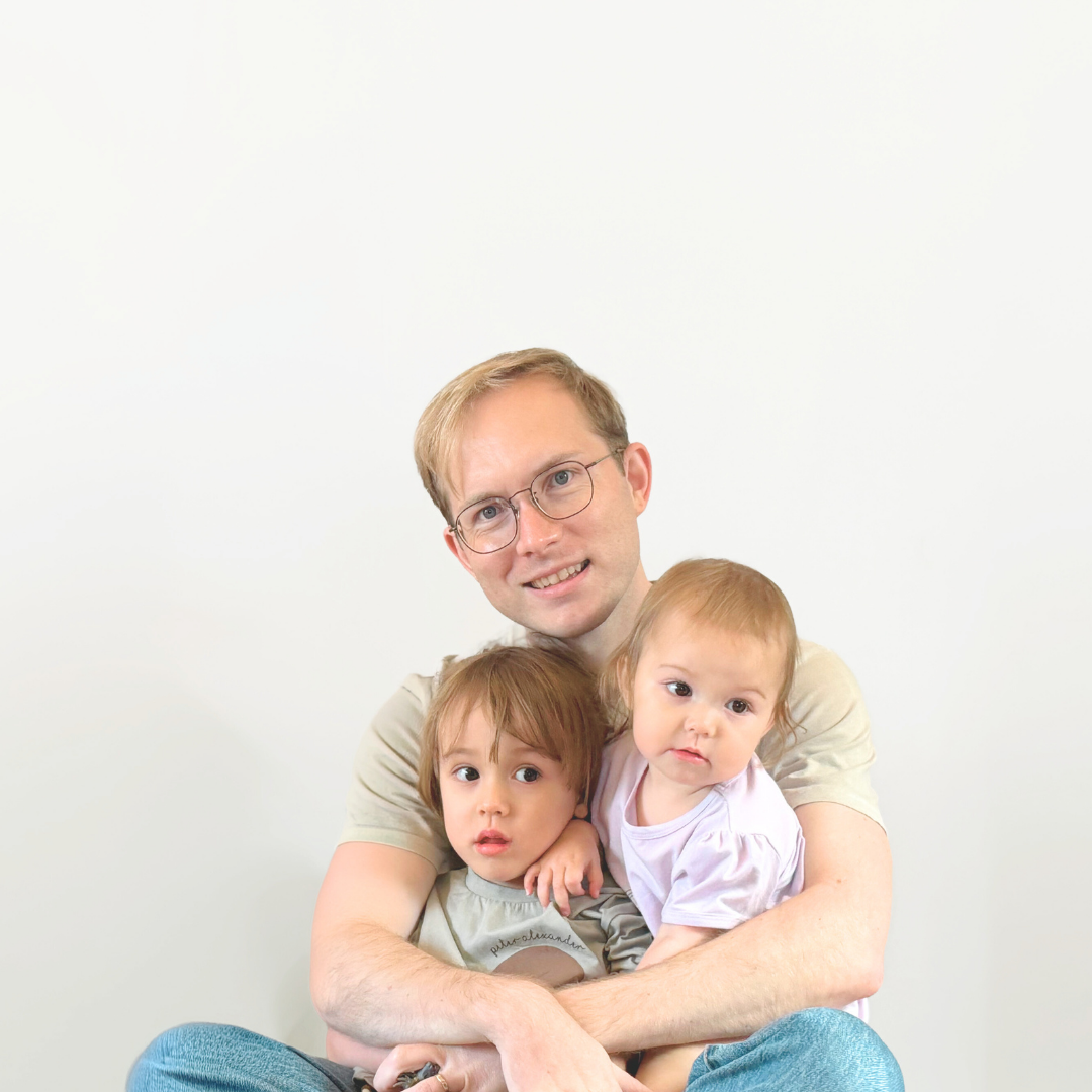 Word Pouchのお風呂ポスターの設計者の英会話講師と子供が写った写真